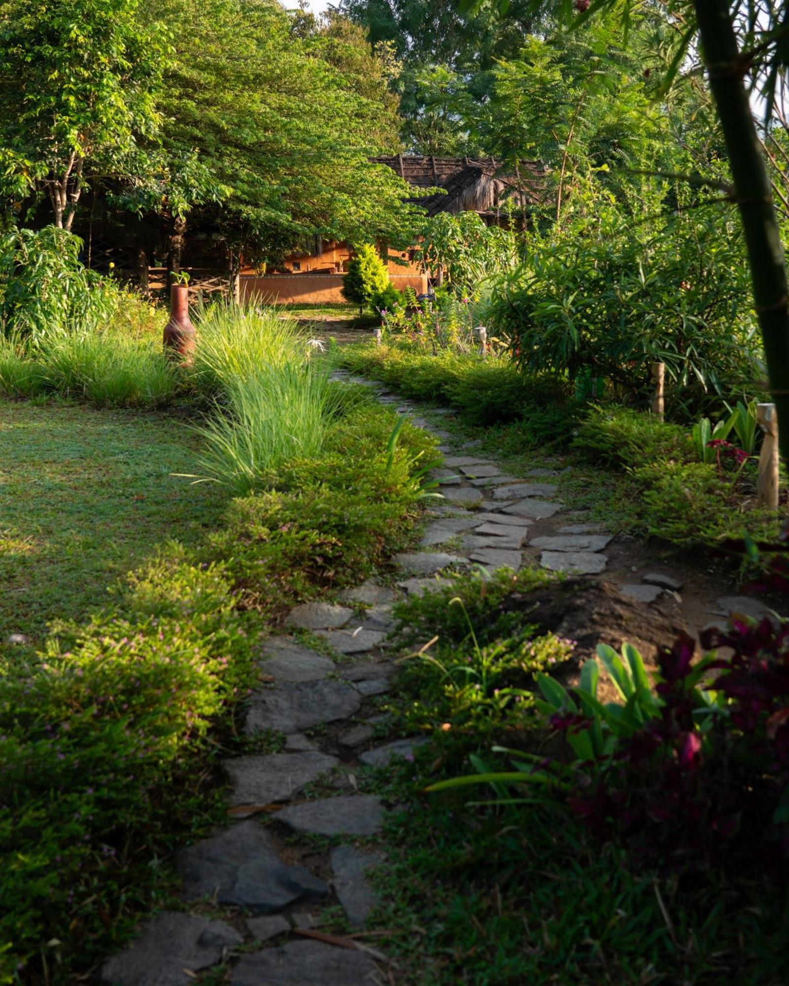 Hotel The Mudhouse Marayoor à Munnar Extérieur photo